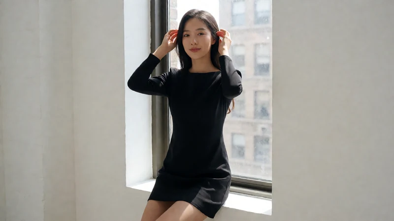 虚构成年东亚女性穿黑色短裙站在窗边整理头发